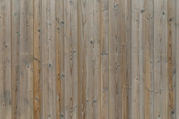 Fototapeta na wymiar Nahaufnahme einer Holzwand mit verwitterten Holzbrettern der Farbe braun und grau