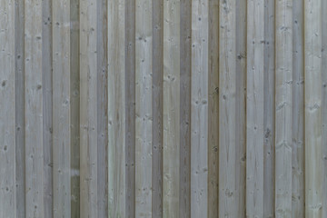 Nahaufnahme einer Holzwand mit verwitterten Holzbrettern der Farbe grau