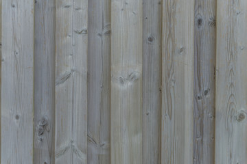 Nahaufnahme einer Holzwand mit verwitterten Holzbrettern der Farbe grau