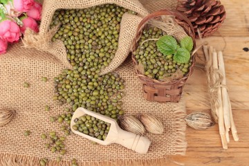 Obraz na płótnie Canvas Green beans dry on wood background.