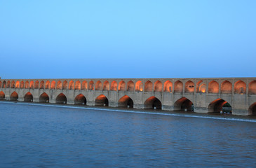 Allahverdi Khan-brug of Si-o-seh pol-brug in Isfahan in de vroege ochtend, Isfahan, Iran