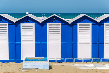 Obraz na płótnie Canvas cabine da spiaggia blu e bianche 