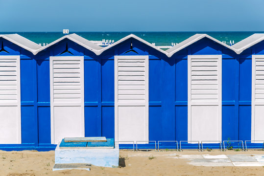cabine da spiaggia blu e bianche 
