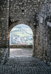porta medievale a Sermoneta, Italia