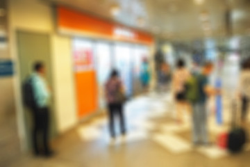 Fototapeta premium Niewyraźne streszczenie tło ludzi chodzących w centrum handlowym