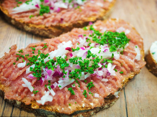 Zwiebelmettwurststullen