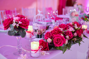 Fototapeta premium Roses on a wedding table with candles
