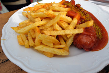 Currywurst mit Pommes
