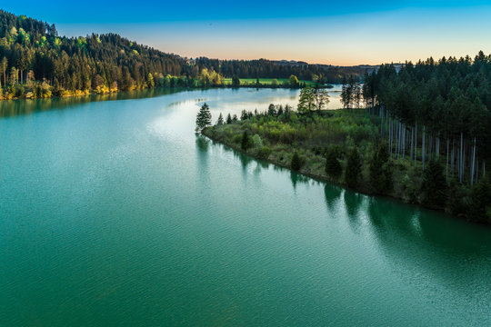 Lechstaustufe 6 vom Fluss Lech nahe Schongau in der Abendsonne
