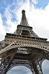 Fototapeta na wymiar Vue depuis le dessous de la tour Eiffel