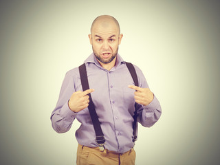 Portret man bald with a beard showing astonishment