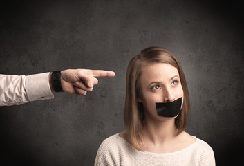 Obraz premium Hand pointing at woman