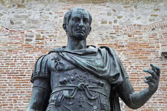 Statue des Stadtgründers Julius Caesar vor dem Rathaus in Cividale del Friuli