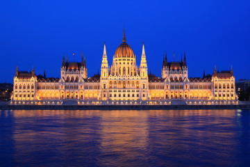 Obraz premium Parliament of Budapest, Hungary at night