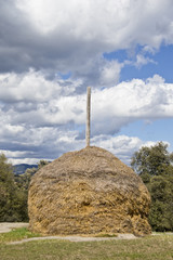 Pajar bajo un cielo de nubes