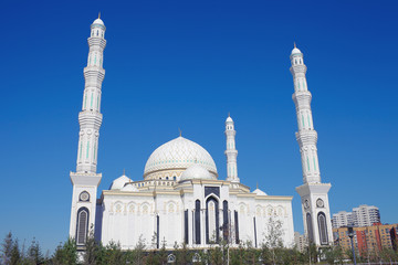 Obraz premium Mosque in the city center