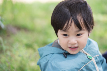公園で遊ぶ男の子