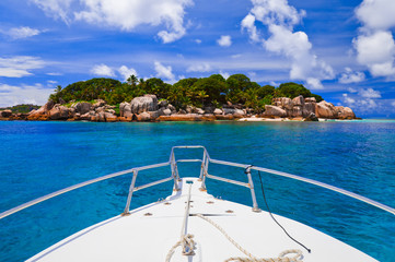Tropisch eiland en boot