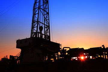 Obraz premium The silhouette of oilfield derrick