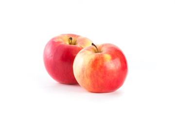 Спелые красные яблоки на белом фоне.