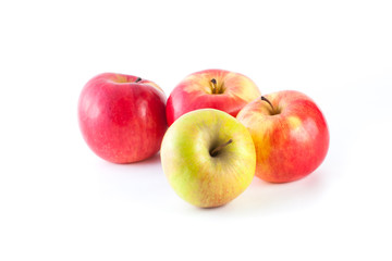 Спелые красные яблоки на белом фоне.