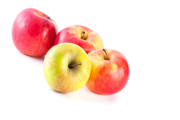 Спелые красные яблоки на белом фоне.