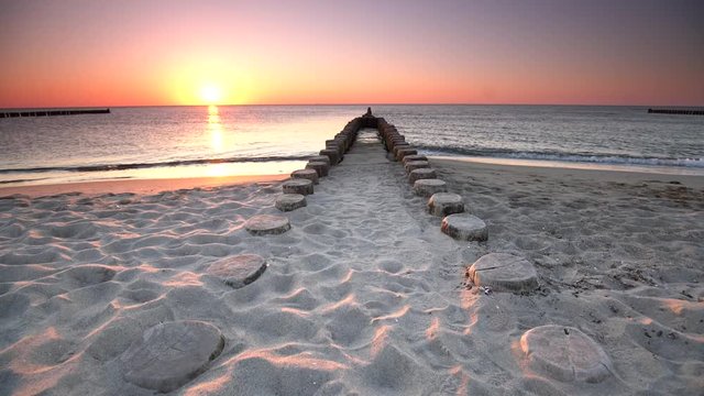 lange Buhnen aus Holz am Strand der Ostsee, Sonnenuntergang an der K&uuml;ste