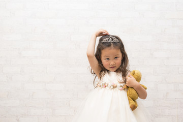 ティアラを指差す女の子 © hakase420