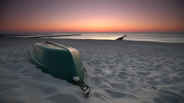 Fischerboot an der K&uuml;ste, Sonnenuntergang am Strand