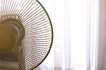 夏のイメージ窓辺の扇風機