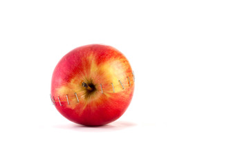Красное спелое яблоко на белом фоне.