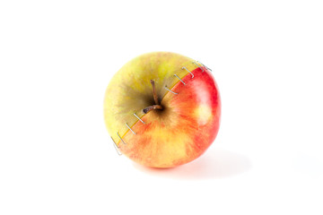 Красное и зеленое яблоко на белом фоне.