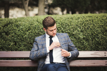 Obraz premium Stylish young businessman talking on the phone outdoors