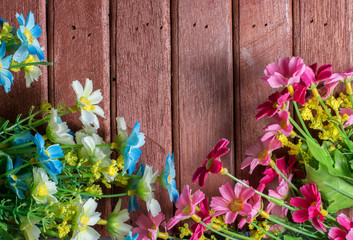 Fototapeta na wymiar Summer Flowers on wood texture background