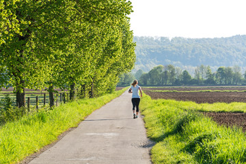 Einsame Joggerin am Morgen im Frühling