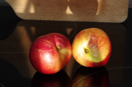 Il sole del mattino illumina le nettarine nocepesche