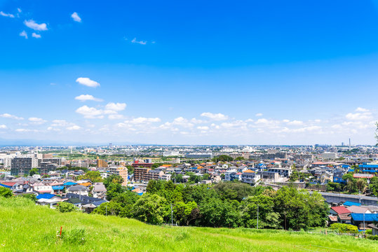 青空と住宅街