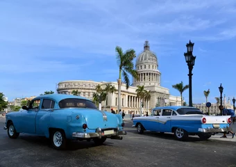 Fototapeten Oldtimer in der Nähe des Kapitols, Havanna. Kuba. © unverdorbenjr