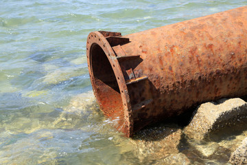The rusty iron pipe