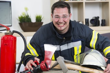 Feuerwehrmann mit Rüstzeug und Schutzkleidung