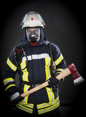 Feuerwehrmann in Schutzkleidung und Atemschutz