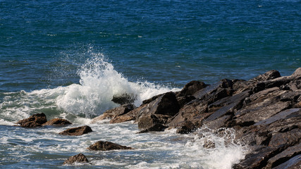 Fototapeta premium onda sugli scogli