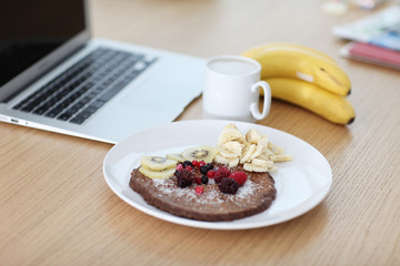 frisches Essen am Schreibtisch