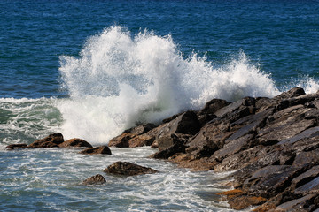 onda sugli scogli