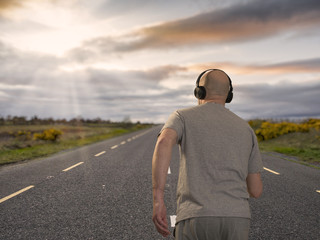 Obraz premium Man running at sunset.
