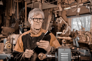 Fototapeta na wymiar Woodturners using a rotating clamp to turn the wood.