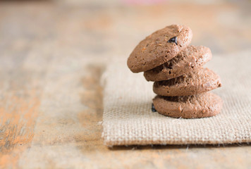 Obraz na płótnie Canvas Chocolate cookies on linen fabric