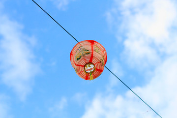 Obraz premium Chinese red paper lantern or lamp decoration as ceiling for Chinese New Year Festival. Blue sky.