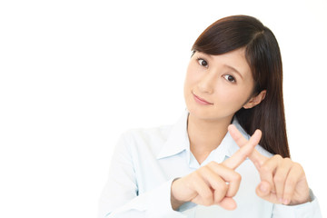禁止の意思表示をする女性