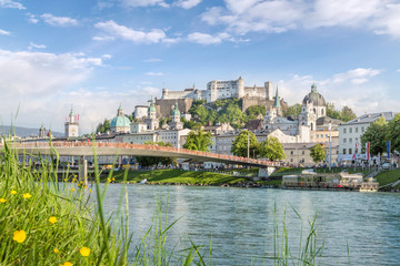 Obraz premium Miasto Salzburg z rzeką Salzach i zamkiem Hohensalzburg, Salzburg, Austria